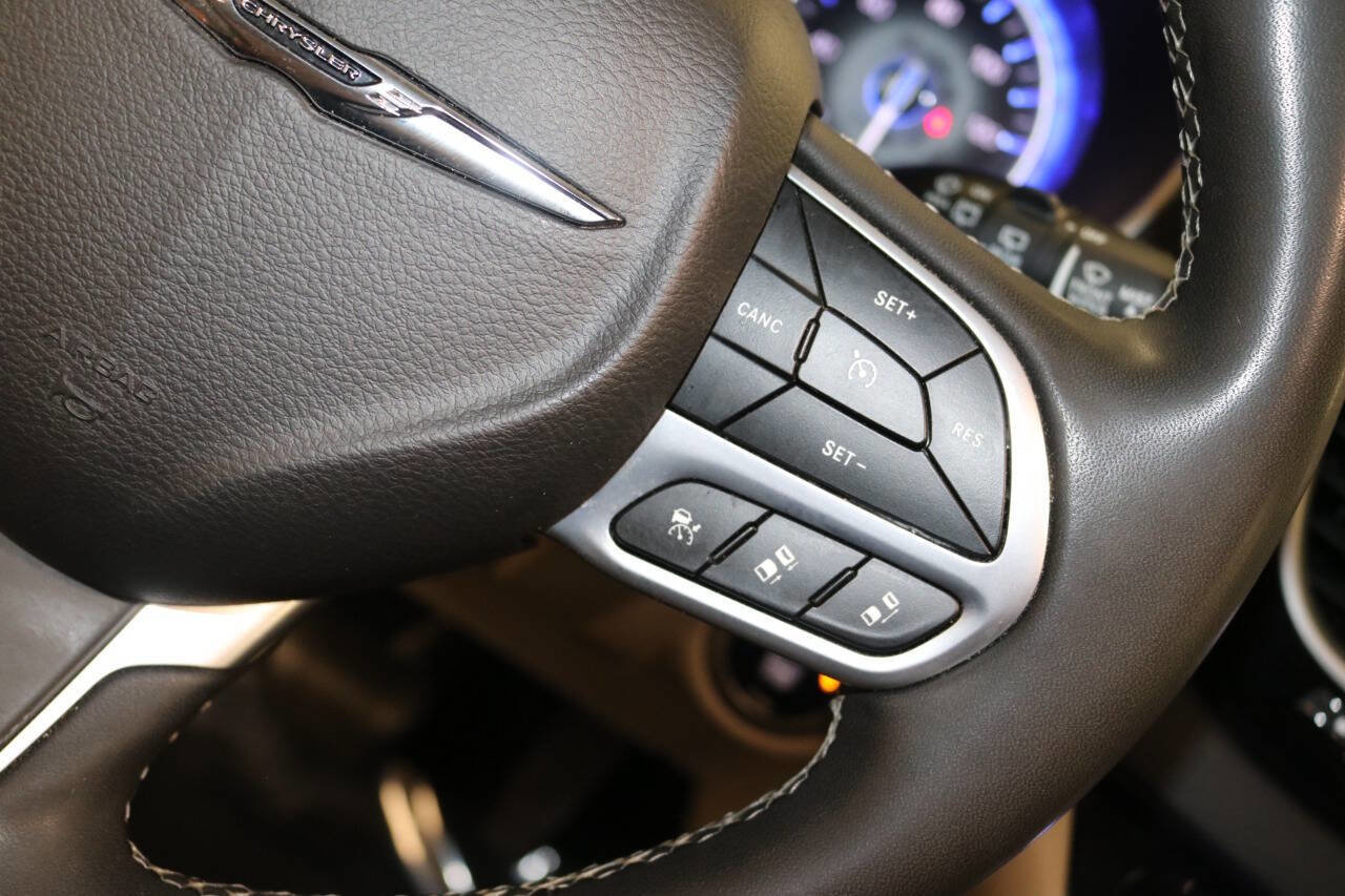 Used 2023 Chrysler Pacifica Touring-L image 87