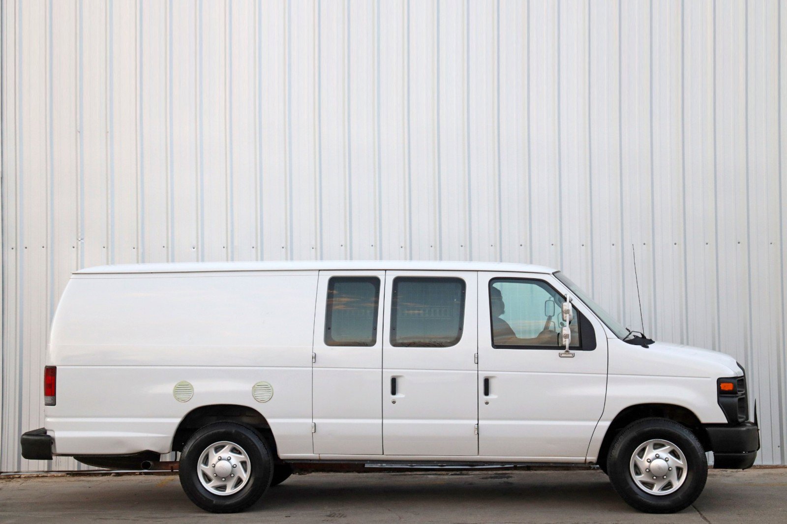 Used 2010 Ford E-350 and Econoline 350 Extended Super Duty image 28