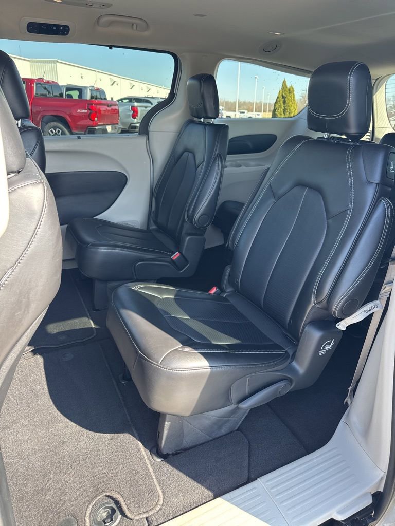 Used 2024 Chrysler Pacifica Touring-L image 37