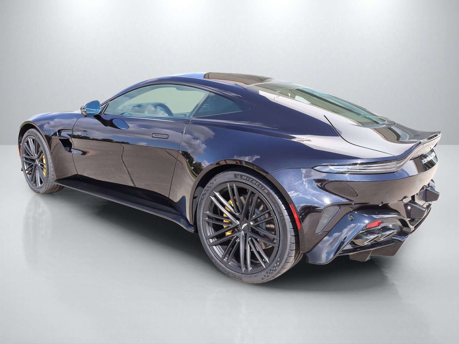New 2025 Aston Martin V8 Vantage Coupe image 5