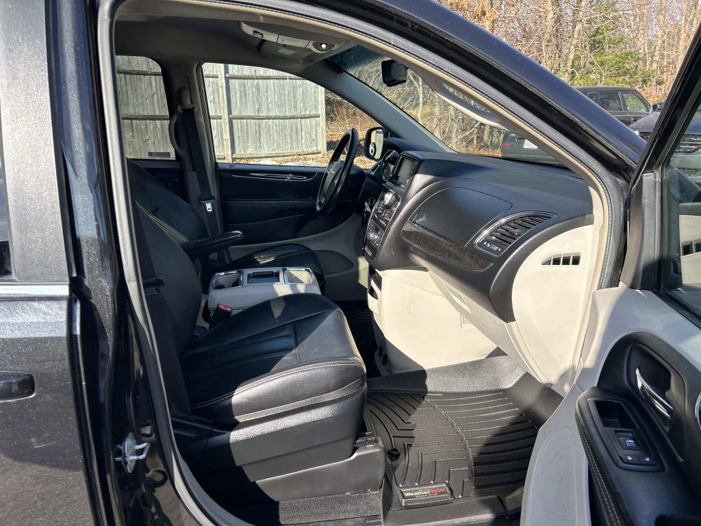 Used 2015 Chrysler Town & Country Touring FWD image 17