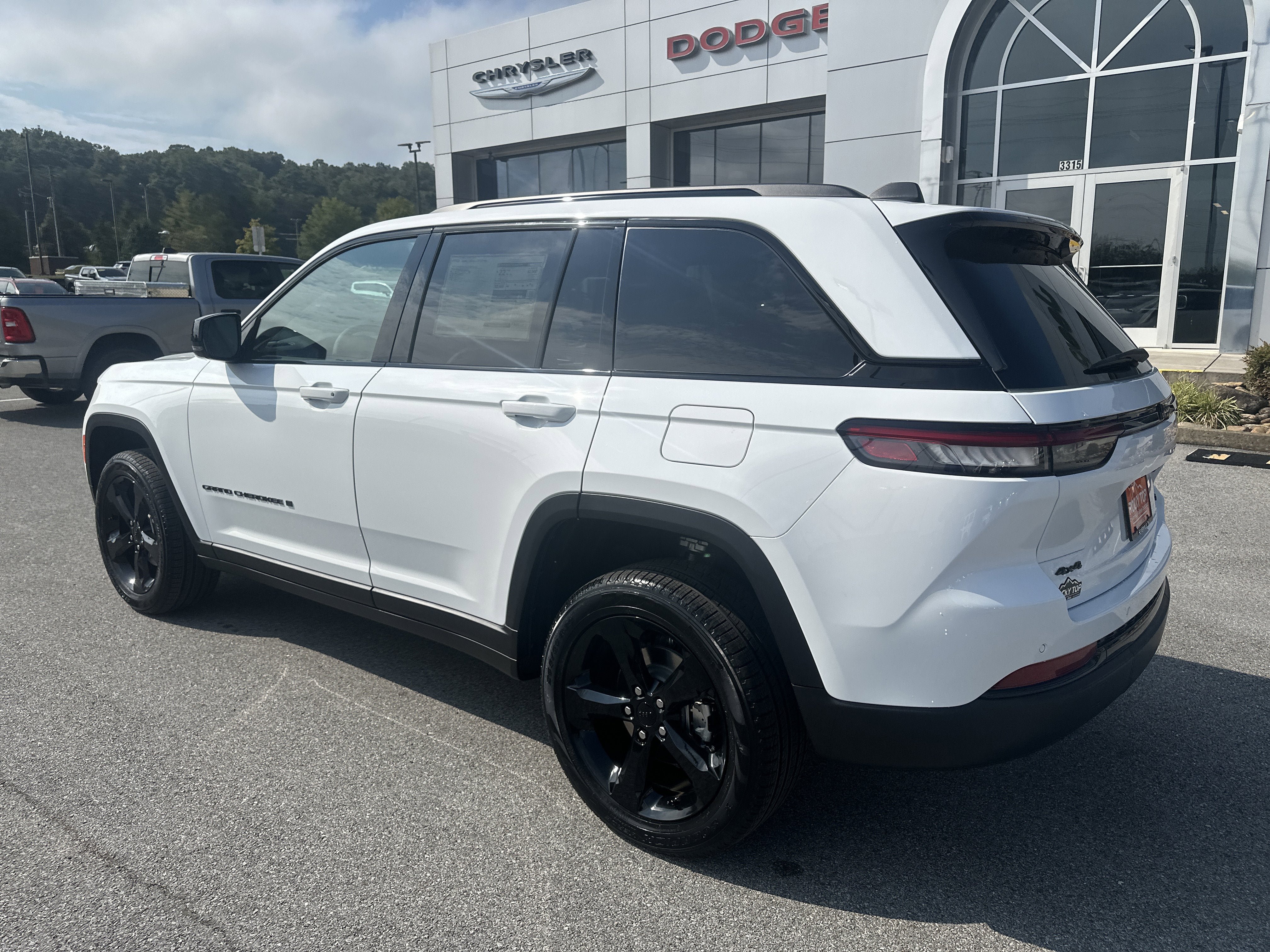 New 2025 Jeep Grand Cherokee Limited w/ Black Appearance Package AWD/4WD image 9