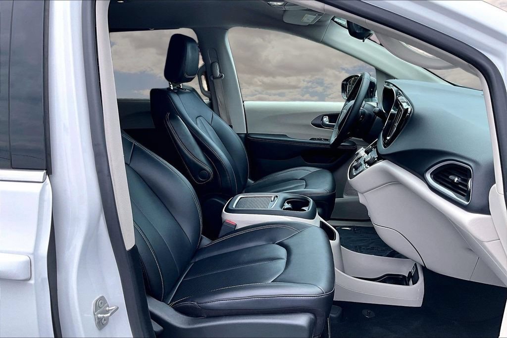 Used 2024 Chrysler Pacifica Touring-L FWD image 30