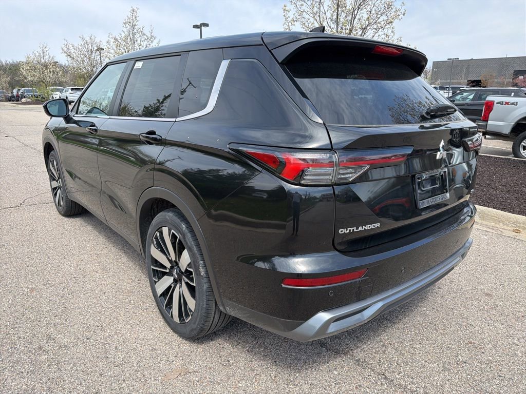 Used 2025 Mitsubishi Outlander SE image 3