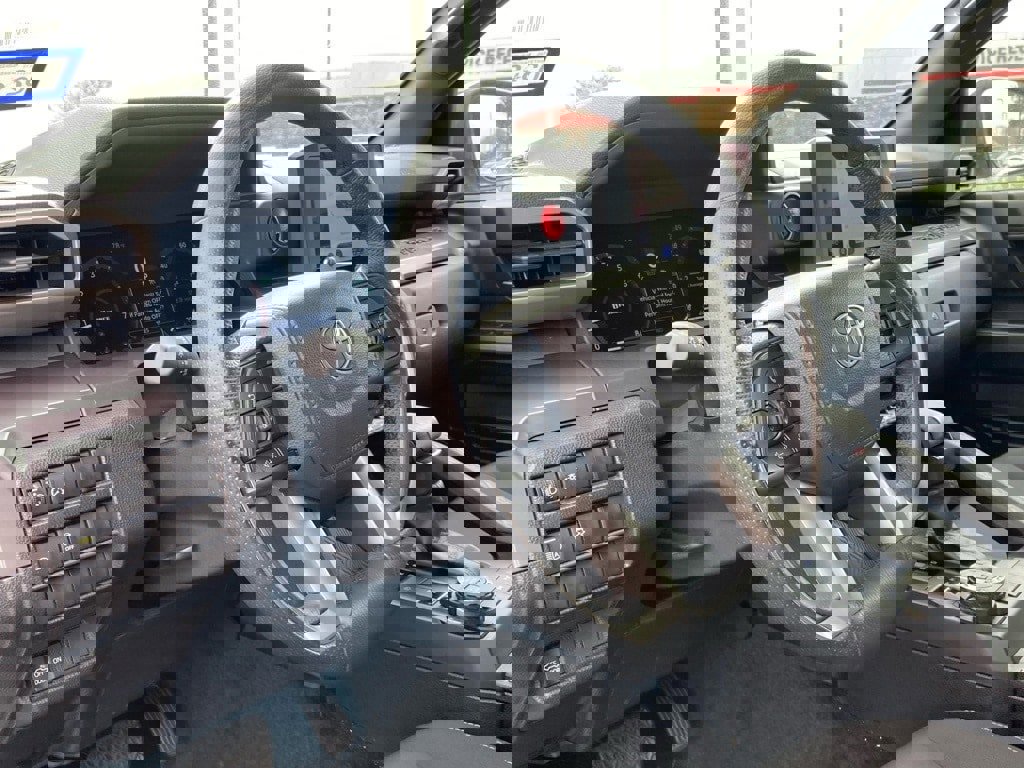 Certified 2025 Toyota Tacoma TRD Off-Road image 6