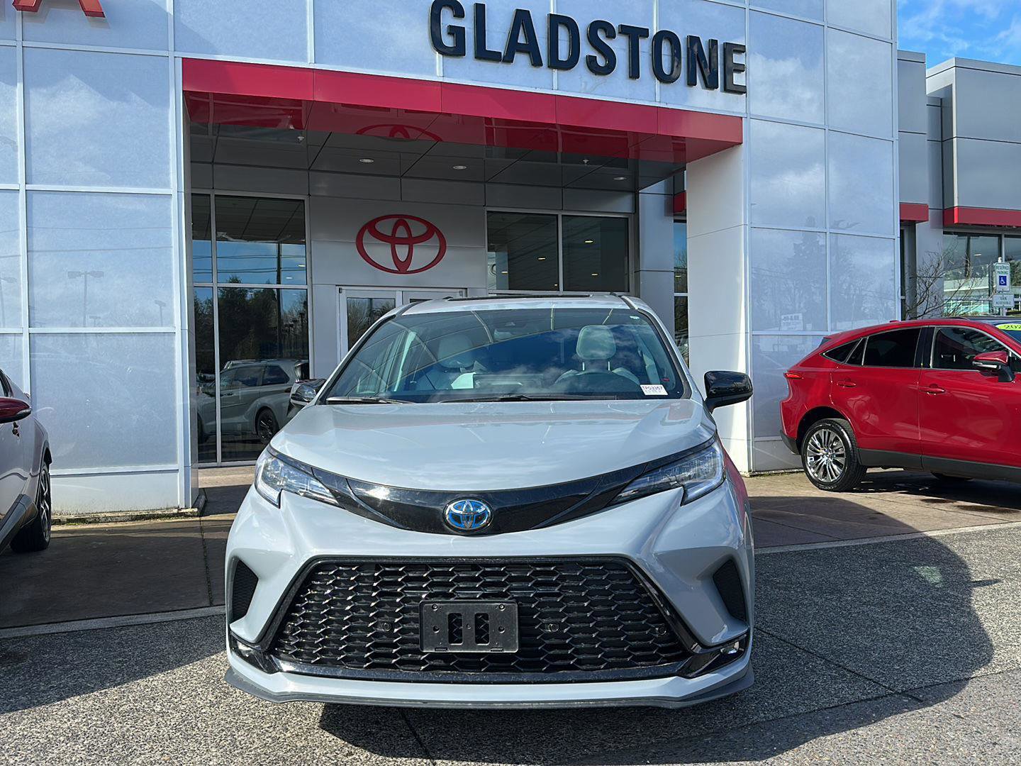 Used 2025 Toyota Sienna XSE w/ XSE Plus Package image 3