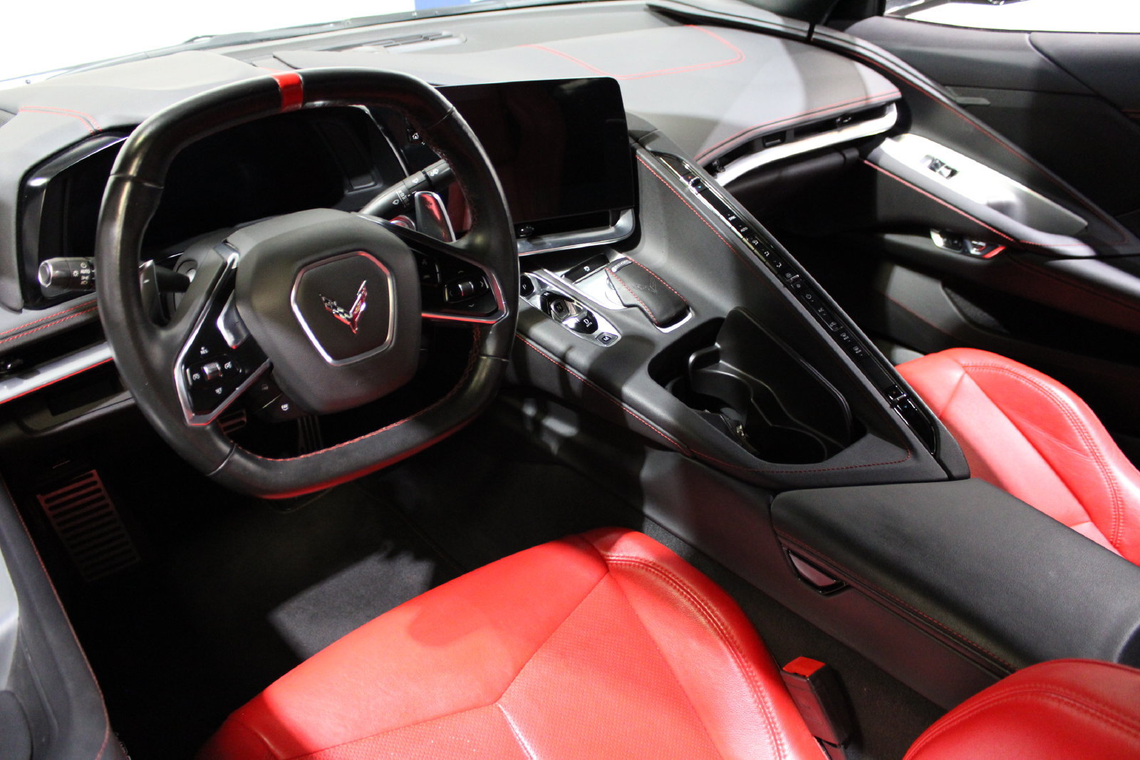 Used 2021 Chevrolet Corvette Stingray Coupe w/ Z51 Performance Package RWD image 17
