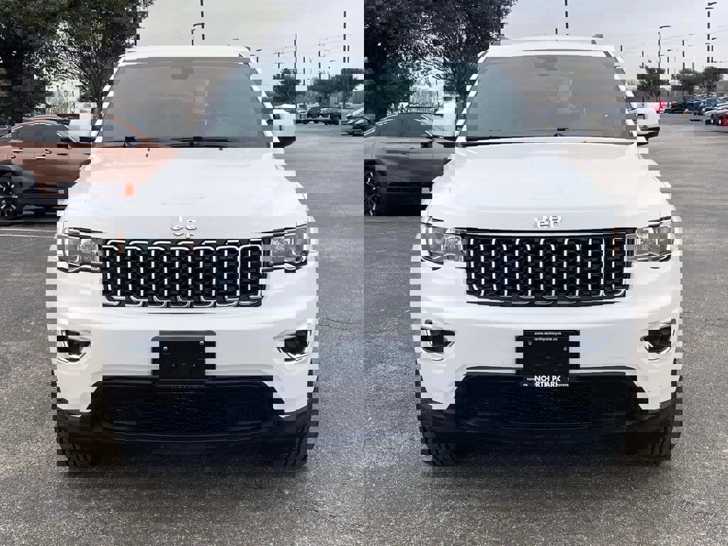 Used 2021 Jeep Grand Cherokee Laredo image 2