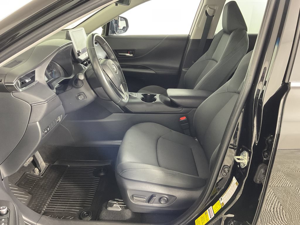 Used 2024 Toyota Venza LE AWD/4WD image 17