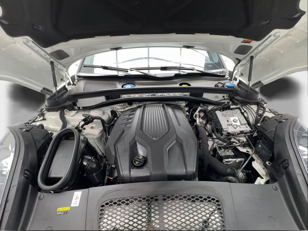 Used 2023 Porsche Macan AWD/4WD image 18