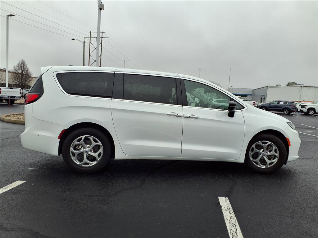 Used 2024 Chrysler Pacifica Limited image 31