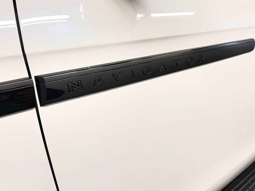 Used 2025 Lincoln Navigator Reserve w/ Jet Appearance Package image 47