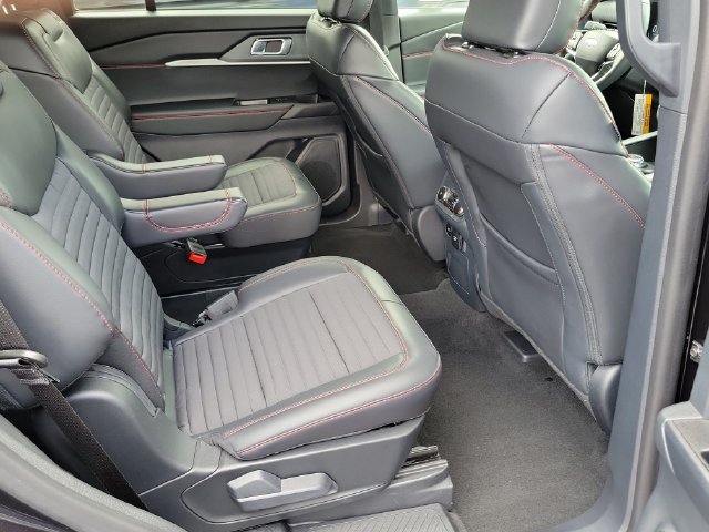 Used 2026 Ford Explorer ST-Line w/ ST-Line Street Pack RWD image 18