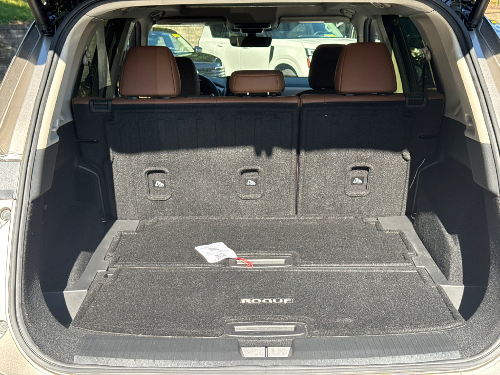 Certified 2024 Nissan Rogue Platinum w/ Platinum Premium Package FWD image 18