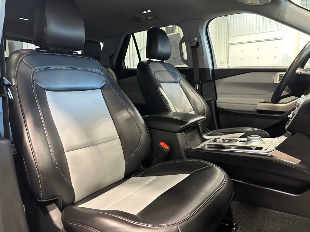Used 2023 Ford Explorer XLT w/ Equipment Group 202A image 31