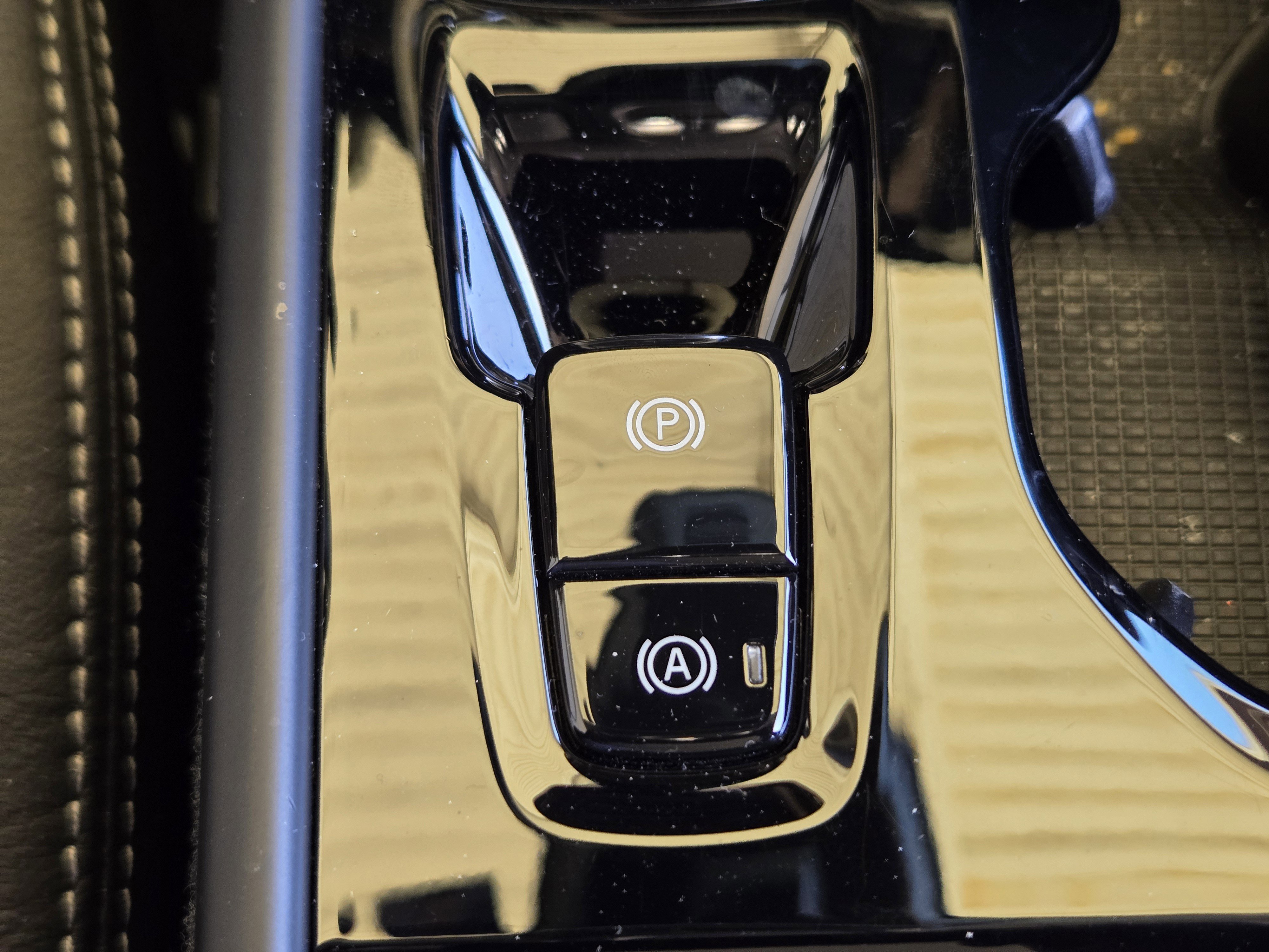 Used 2023 Volvo XC40 B5 Plus image 29