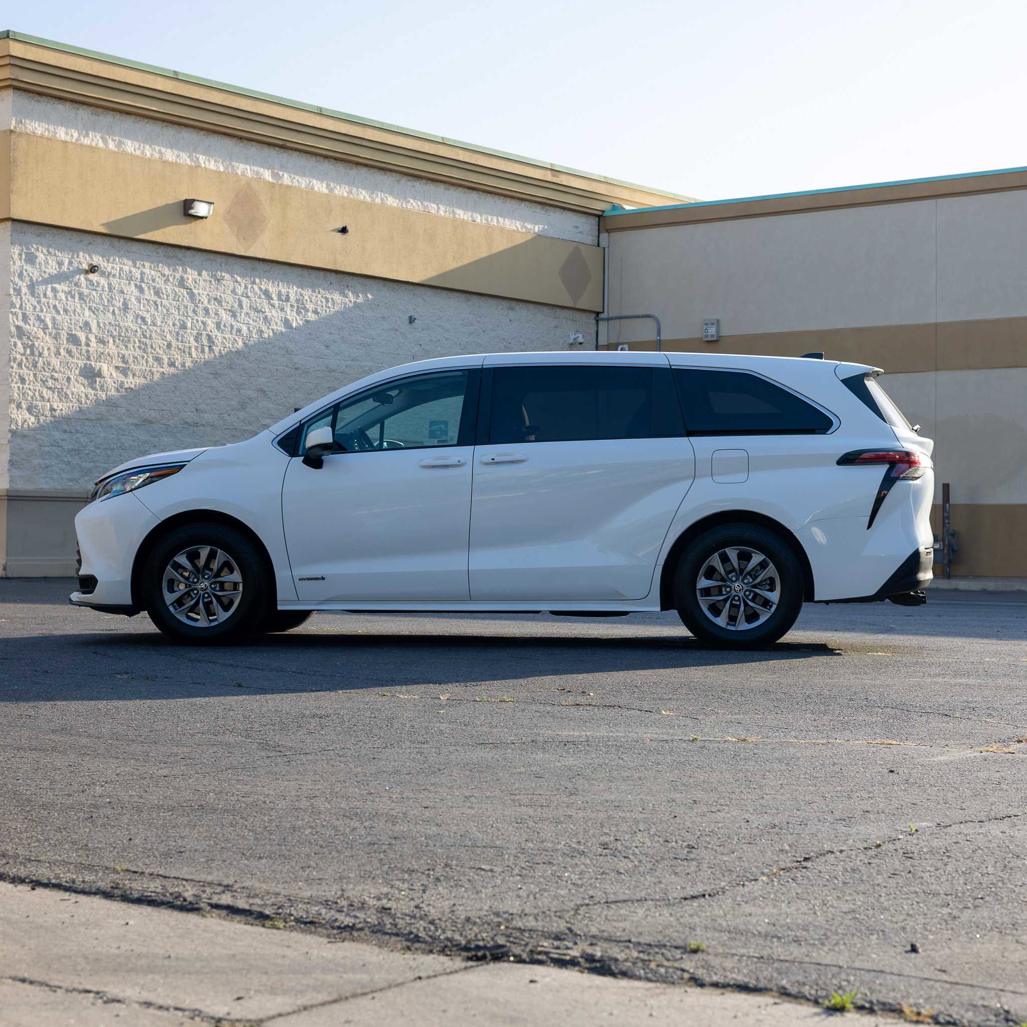 Used 2021 Toyota Sienna LE image 4