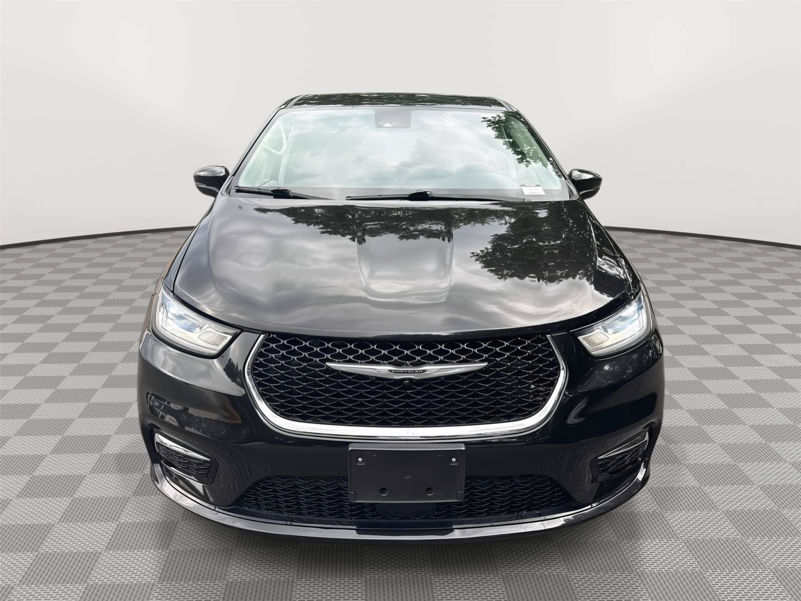 Used 2023 Chrysler Pacifica Touring-L FWD image 3