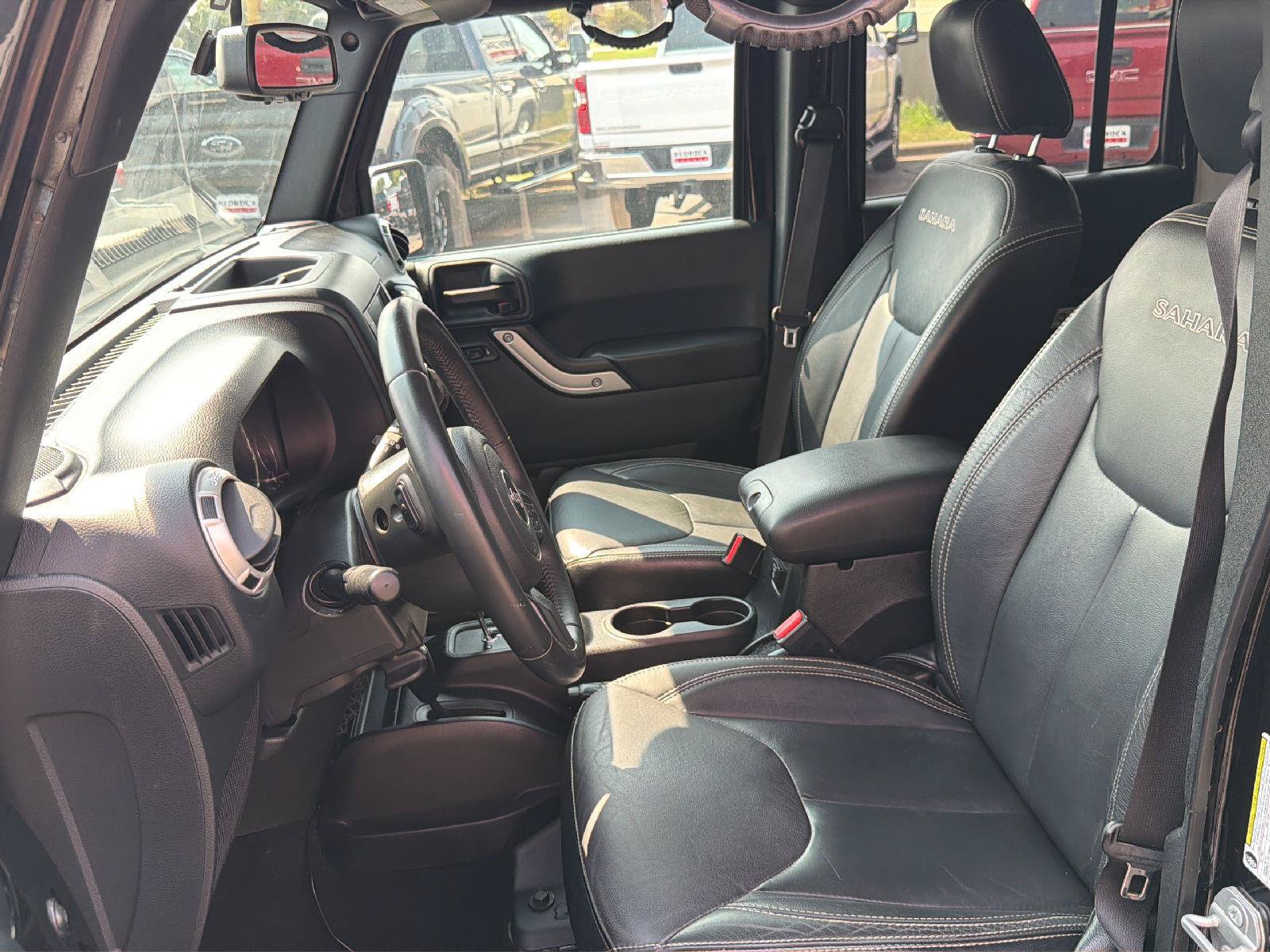 Used 2018 Jeep Wrangler Unlimited Sahara w/ Connectivity Group AWD/4WD image 9
