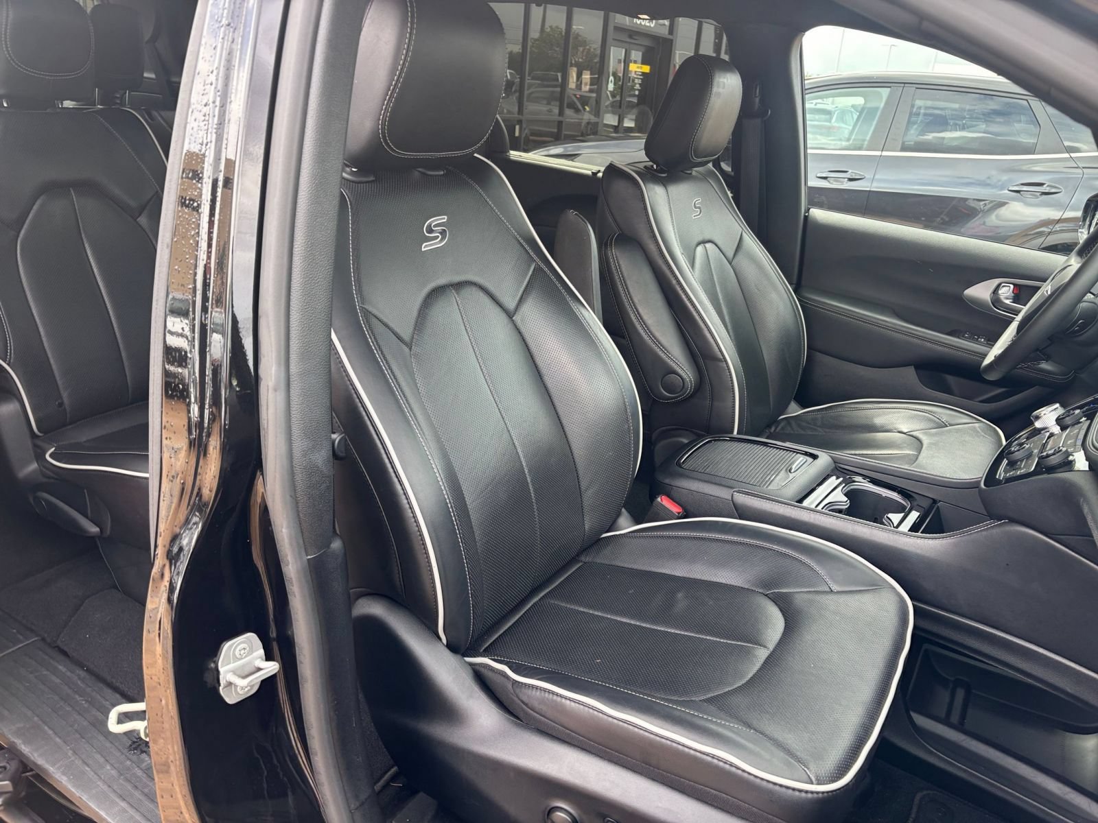 Used 2025 Chrysler Pacifica Limited FWD image 40