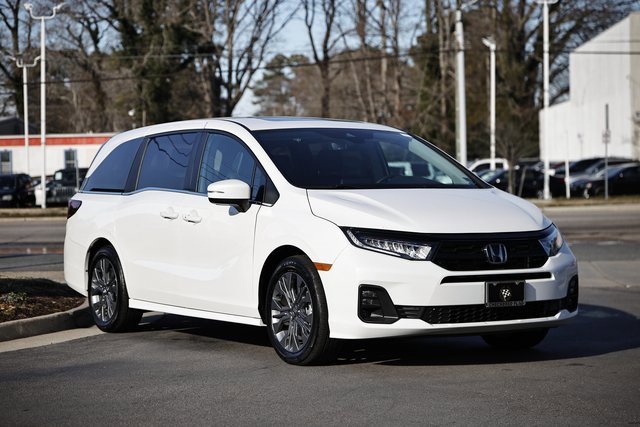 Certified 2025 Honda Odyssey Touring image 12