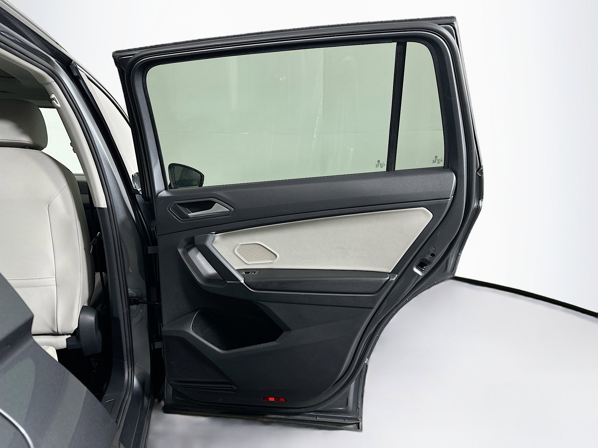 Used 2020 Volkswagen Tiguan SEL w/ 3rd Row Seat Package image 32