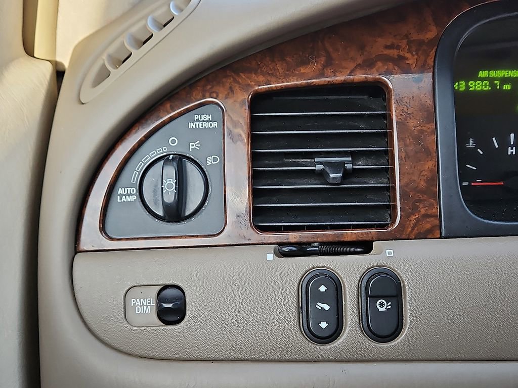 Used 2001 Lincoln Town Car Signature image 18