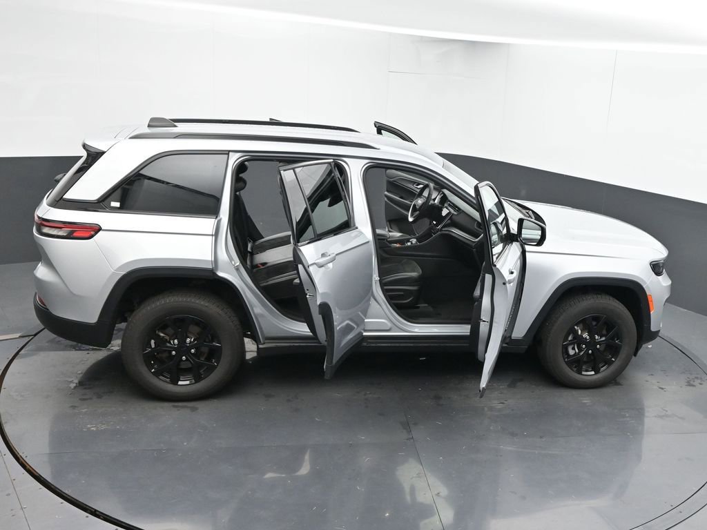 Used 2024 Jeep Grand Cherokee Altitude image 68