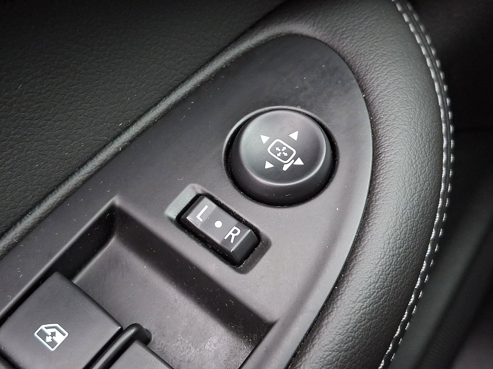 Used 2019 Buick Envision Essence image 29