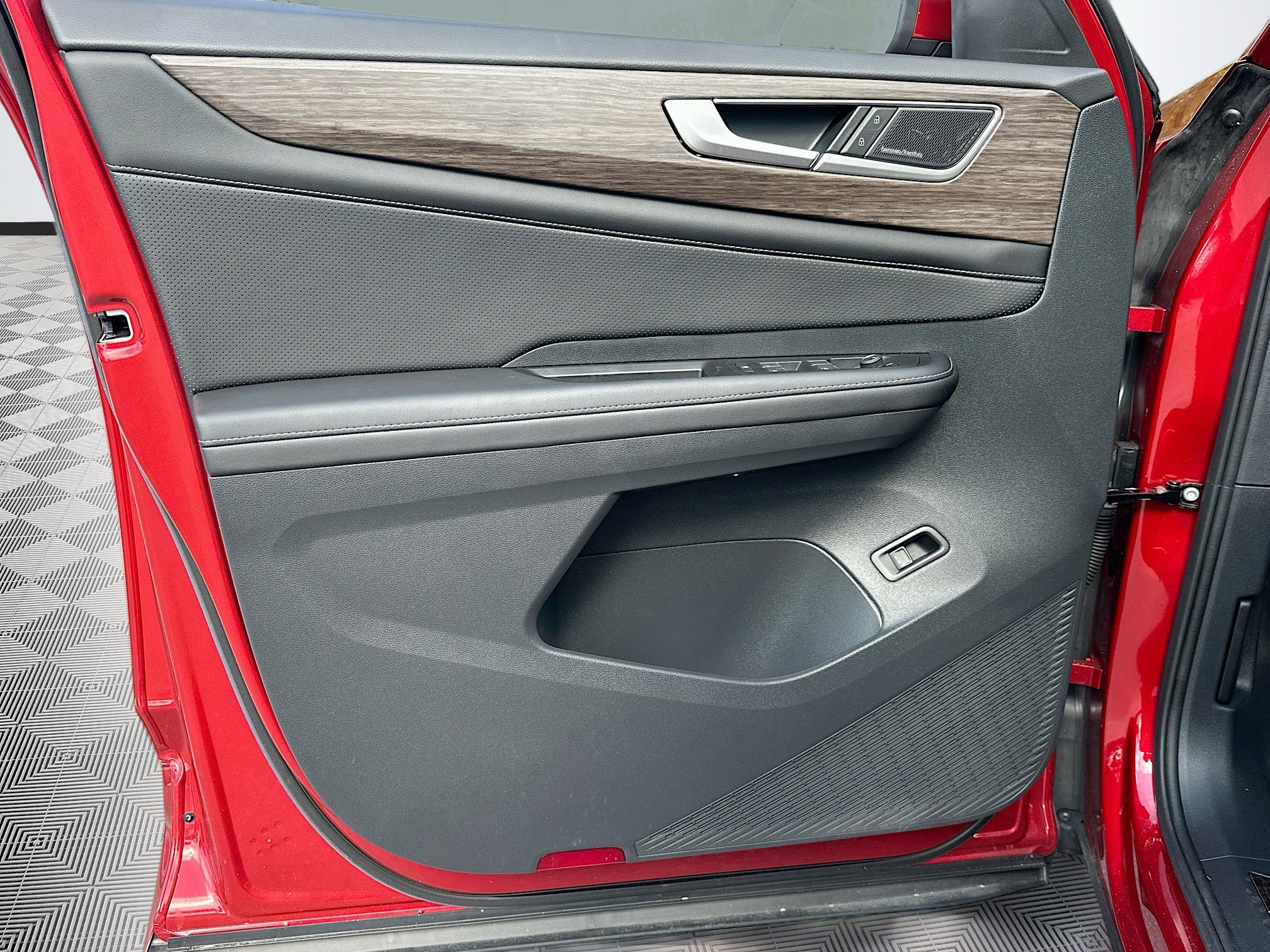 Used 2024 Volkswagen Atlas SEL Premium R-Line image 22