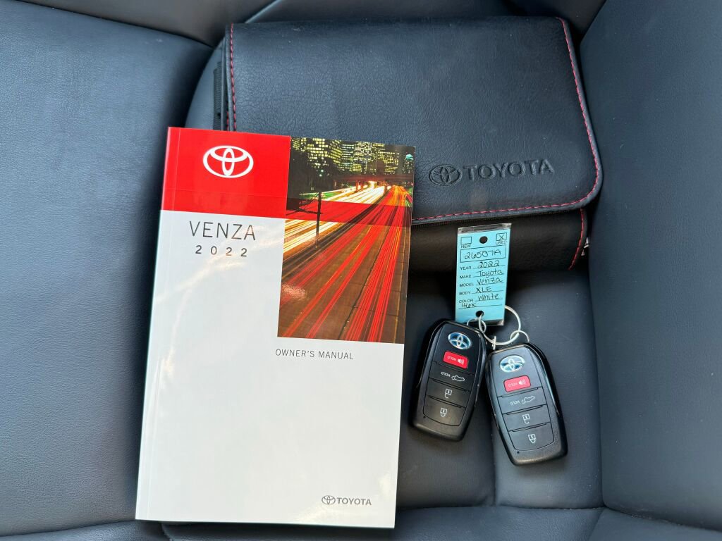 Used 2022 Toyota Venza XLE image 33