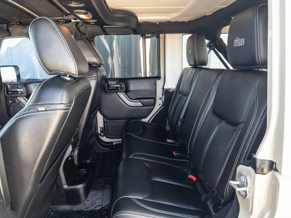 Used 2017 Jeep Wrangler Unlimited Rubicon w/ Cold Weather Group AWD/4WD image 8