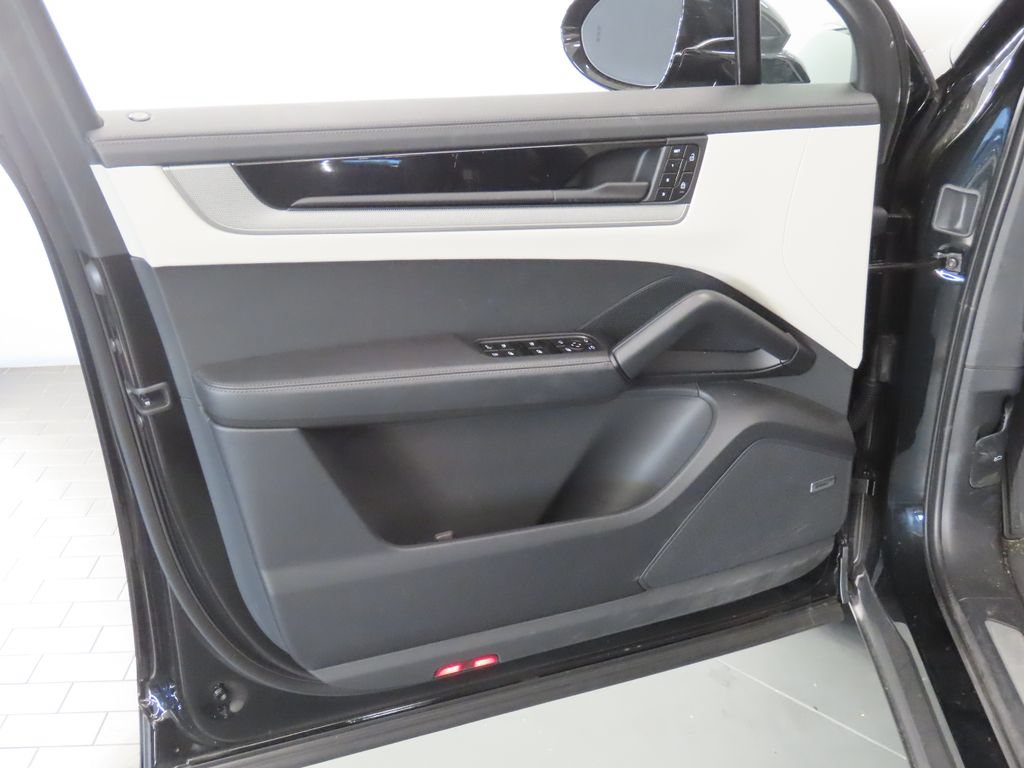 Certified 2026 Porsche Cayenne E-Hybrid AWD/4WD image 37