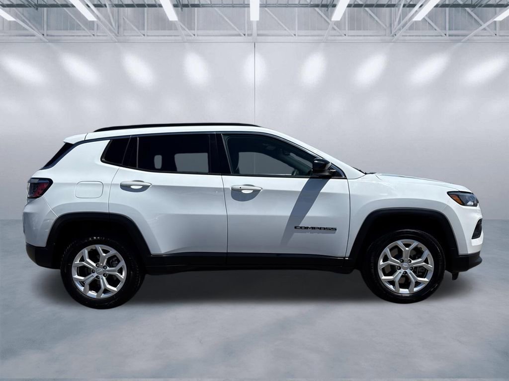 Used 2024 Jeep Compass Latitude AWD/4WD image 3
