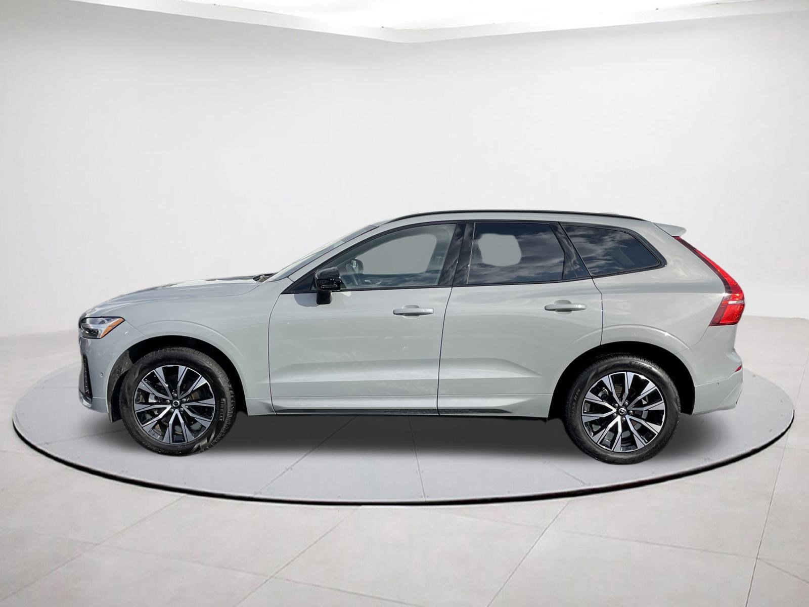 Used 2025 Volvo XC60 B5 Plus image 4