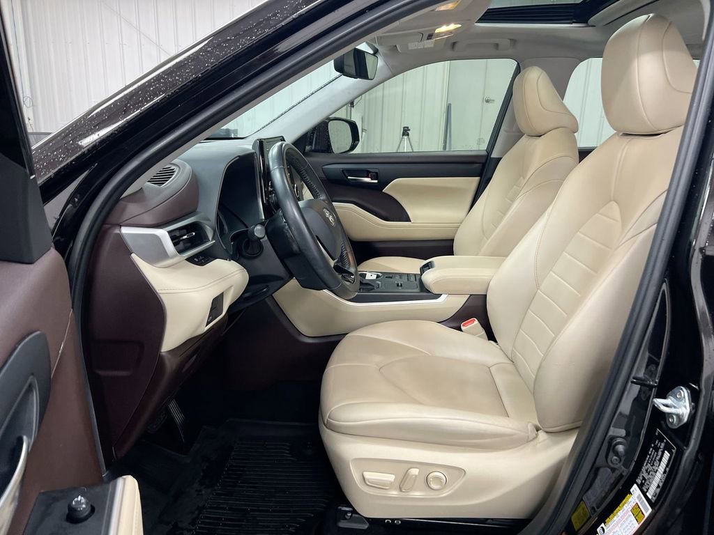 Used 2021 Toyota Highlander XLE image 21