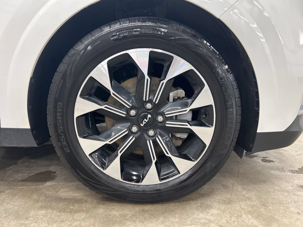 Certified 2023 Kia Carnival EX FWD image 32