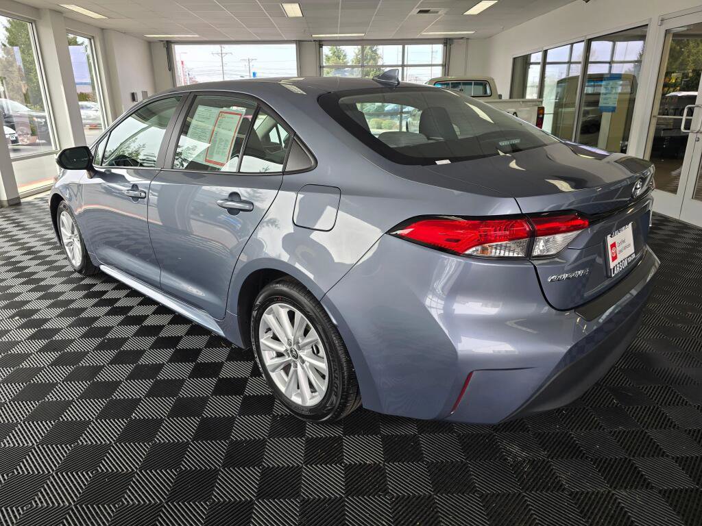 Used 2025 Toyota Corolla LE w/ LE Premium Package image 5