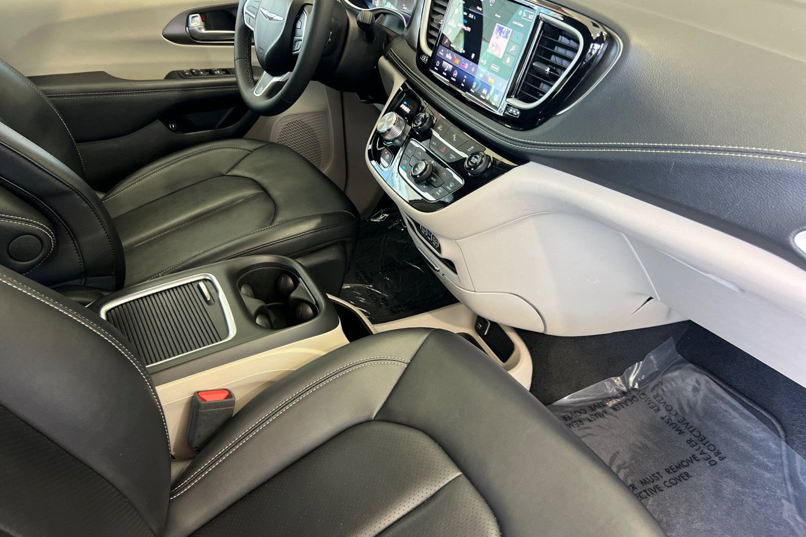 Used 2024 Chrysler Pacifica Limited FWD image 19