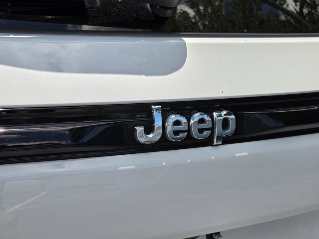Used 2022 Jeep Grand Cherokee Limited AWD/4WD image 10