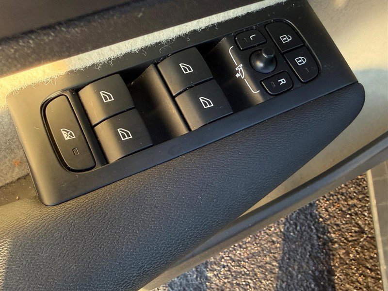 Certified 2023 Volvo XC40 B5 Ultimate w/ Protection Package Premier image 15