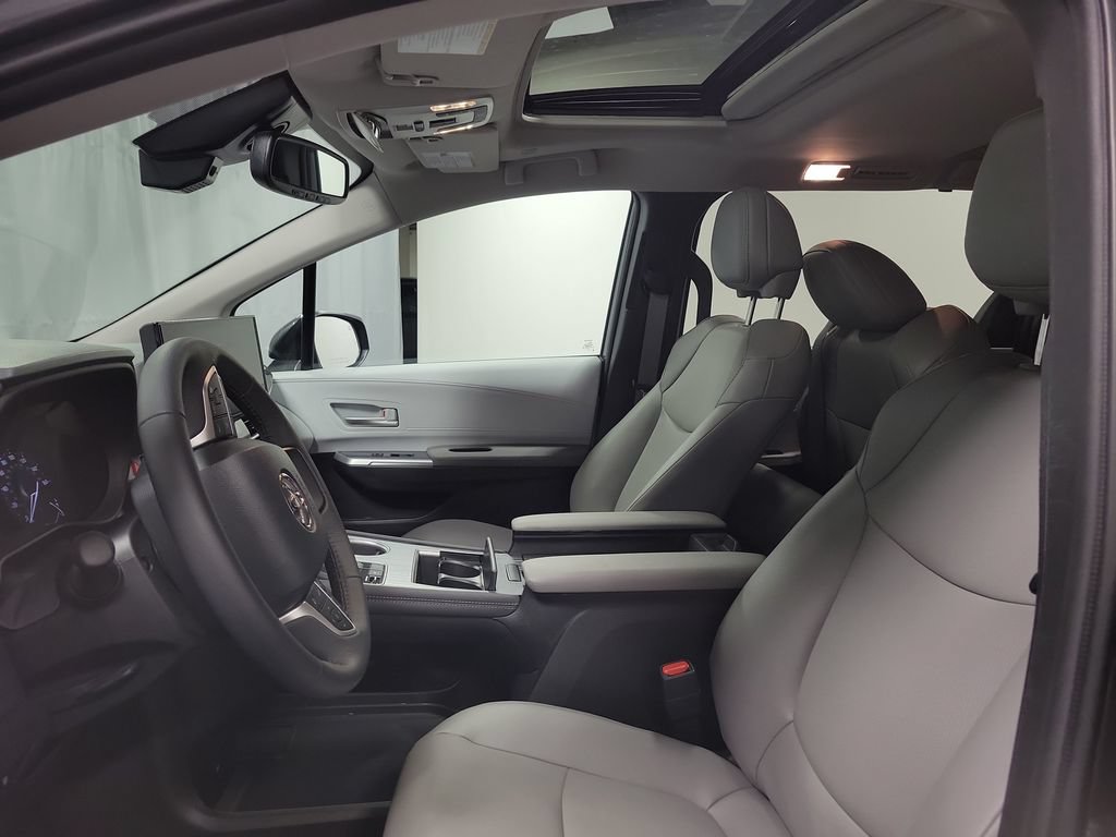 Used 2025 Toyota Sienna XLE AWD/4WD image 12