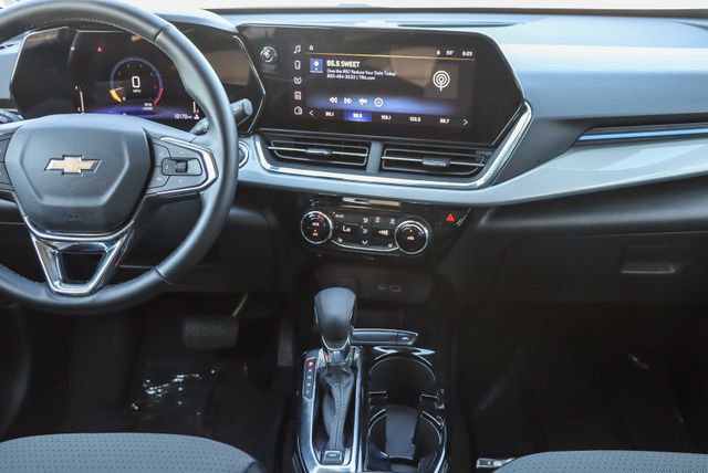 Used 2025 Chevrolet Trax LT w/ LT Convenience Package image 15