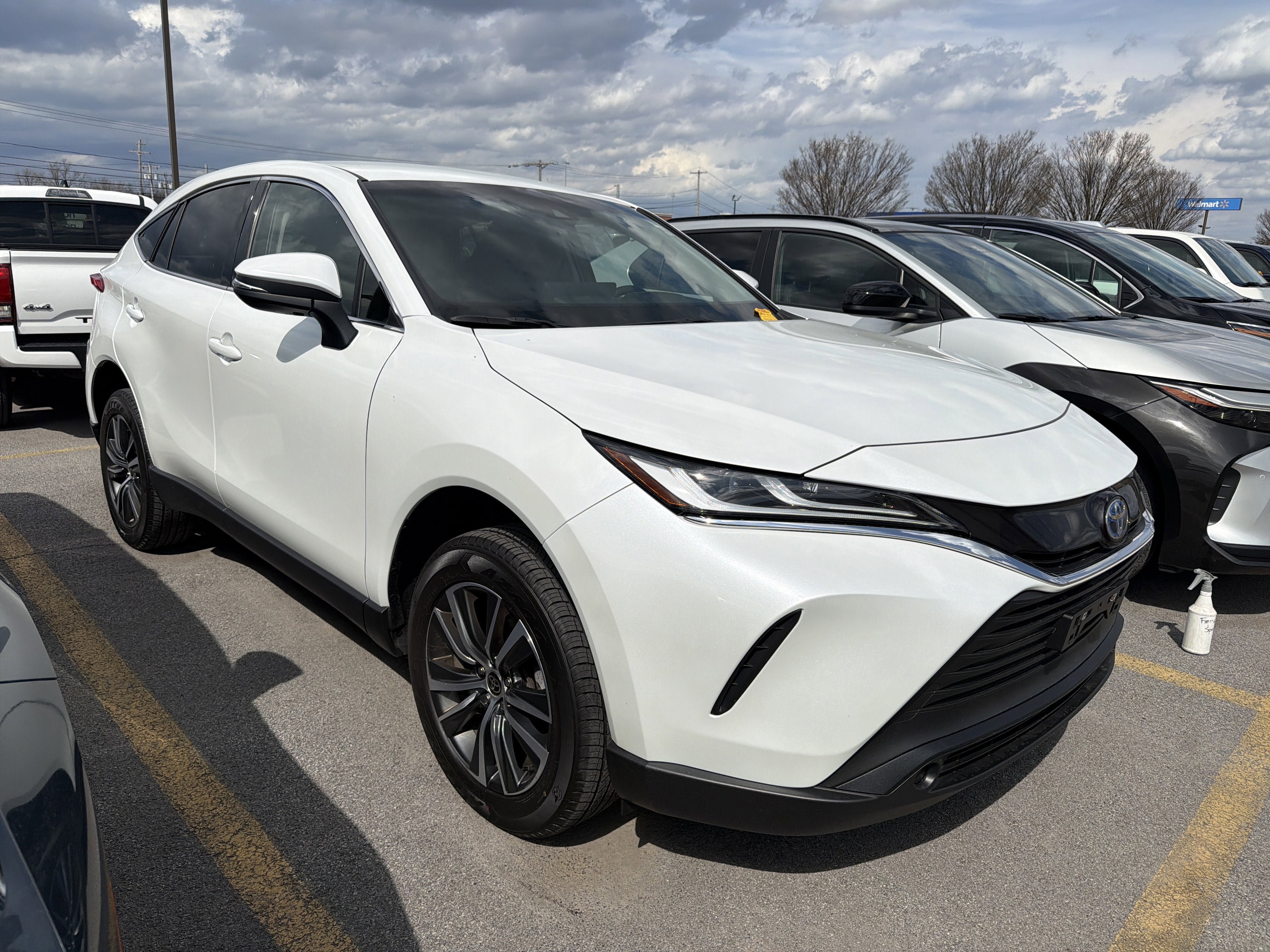 Used 2023 Toyota Venza LE image 2