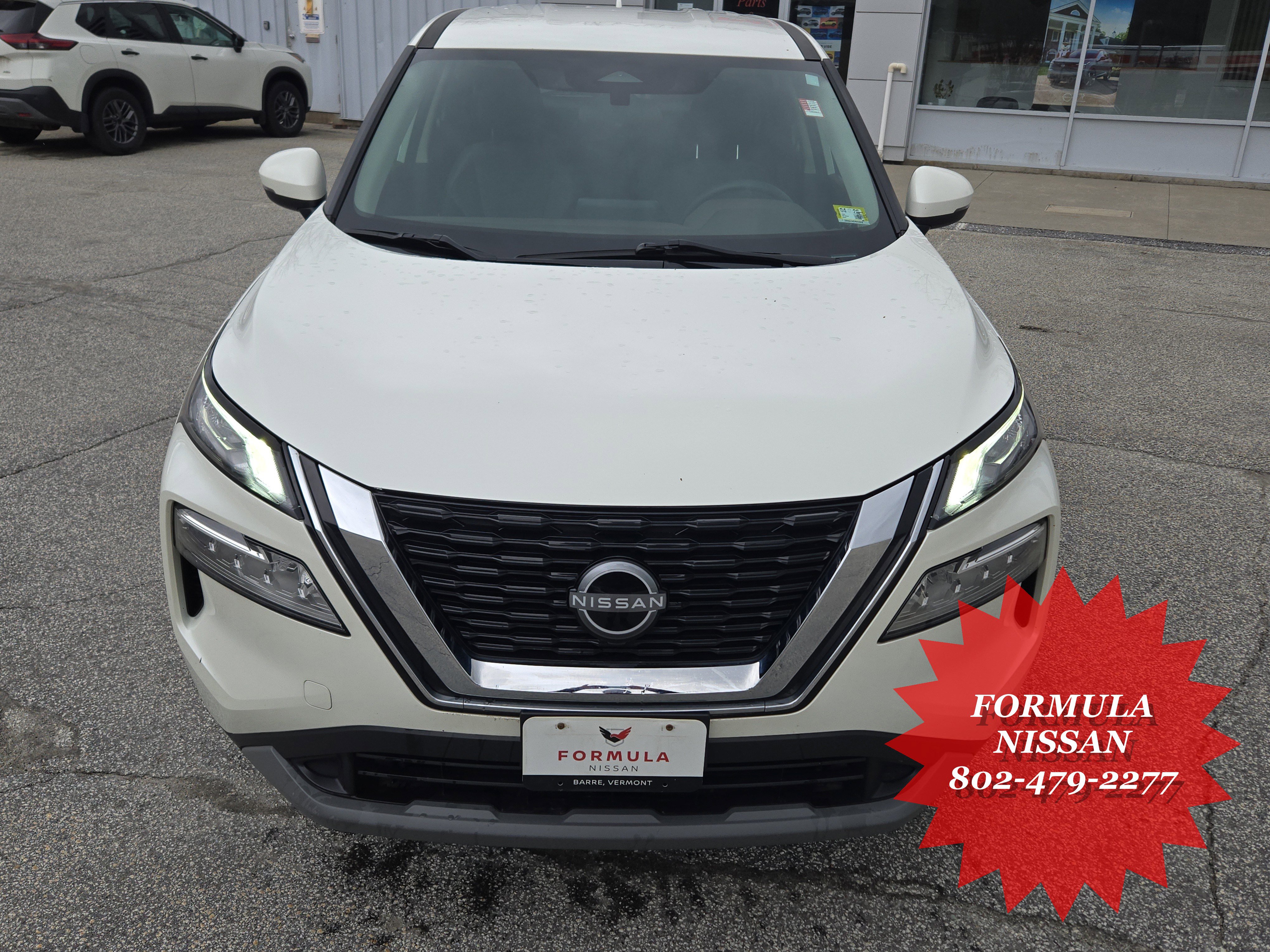Used 2023 Nissan Rogue SV image 2