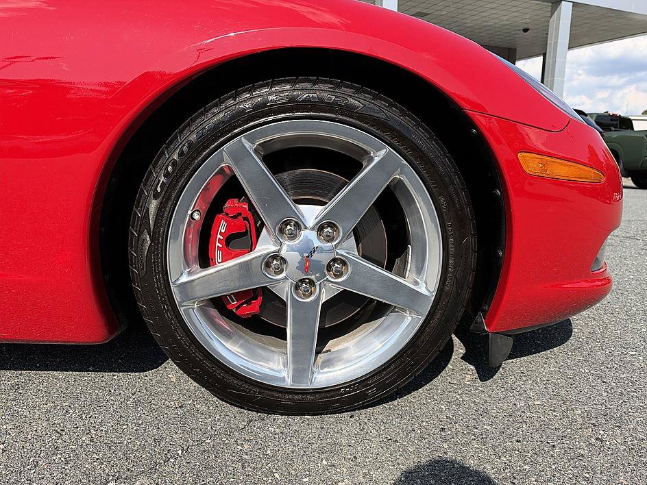 Used 2005 Chevrolet Corvette Coupe w/ Preferred Equipment Group RWD image 12