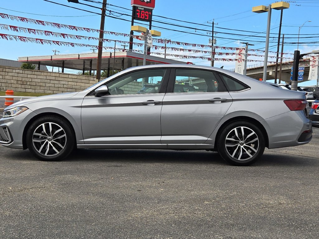Used 2026 Volkswagen Jetta SE FWD image 10