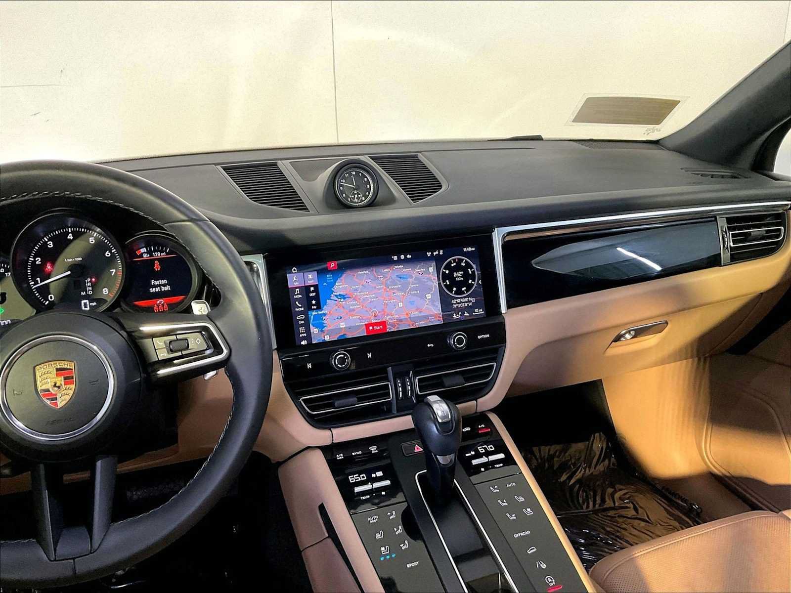 Certified 2023 Porsche Macan AWD/4WD image 16