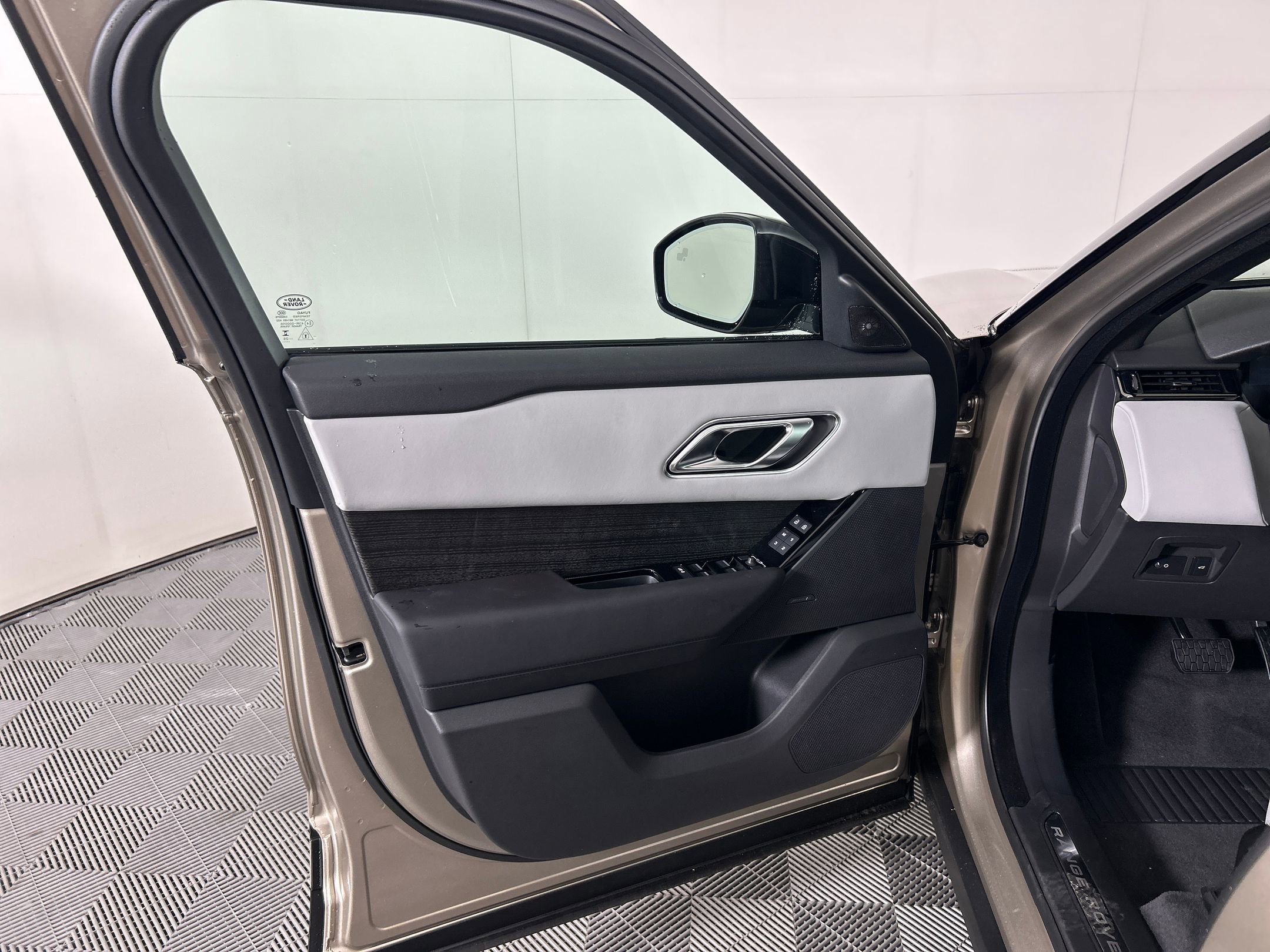 New 2026 Land Rover Range Rover Velar S image 21