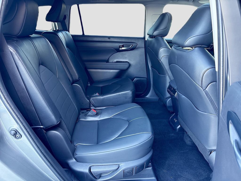 Certified 2025 Toyota Highlander XLE image 22